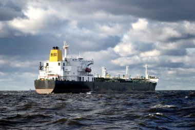 fırtınalı havalarda yelken kargo gemisi