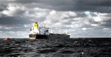 fırtınalı havalarda yelken kargo gemisi