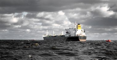 fırtınalı havalarda yelken kargo gemisi