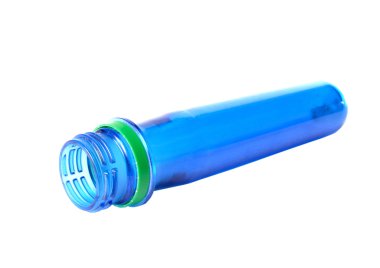 işlemeden önce mavi plastik şişe