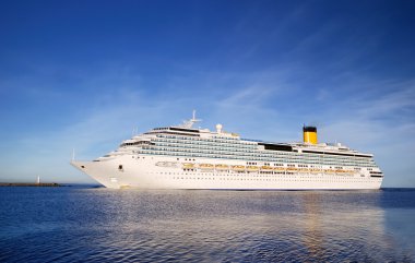 Beyaz cruise gemisi liman girme