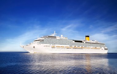 Beyaz cruise gemisi liman girme