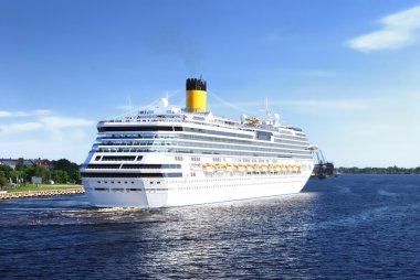 Beyaz cruise gemisi liman bırakarak