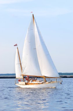 Beyaz yelkenli yat yelken