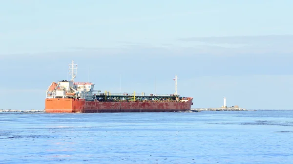 Kargo gemisi bırakarak bağlantı noktası — Stok fotoğraf