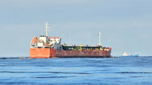 Cargo ship leaving port — Stock Photo, Image