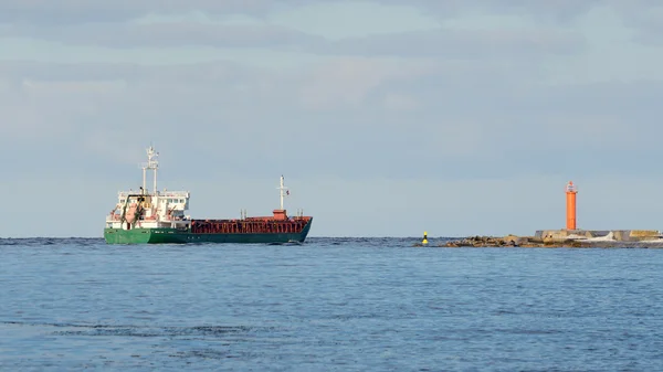 Kargo gemisi bırakarak bağlantı noktası — Stok fotoğraf