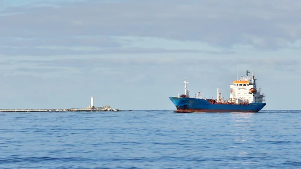 Navio de carga que sai do porto — Fotografia de Stock