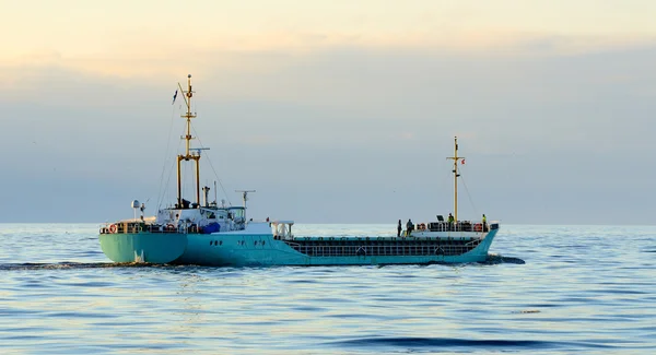 Грузовой корабль покидает порт — стоковое фото