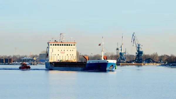 Cargo ship leaving port — Stock Photo, Image