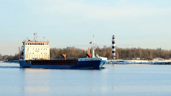 Navio de carga que sai do porto — Fotografia de Stock