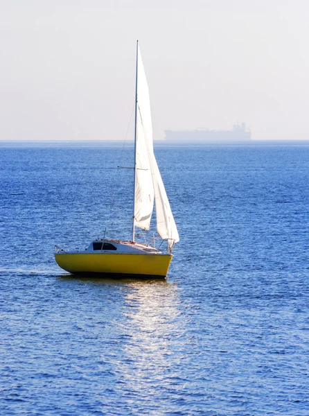 Yellow sail yacht sailing — Stock Photo, Image