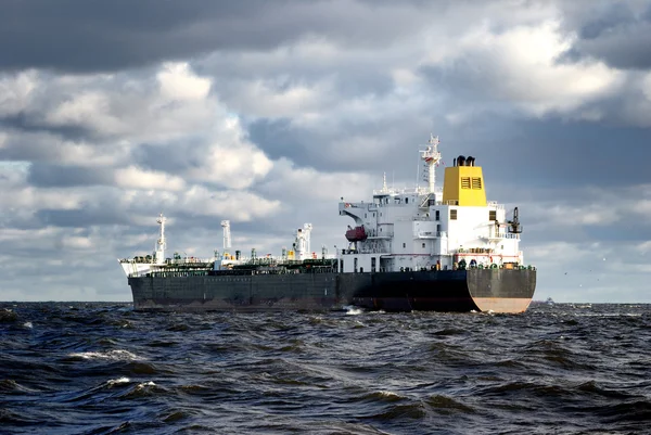 Lastfartyg segling i stormigt väder — Stockfoto