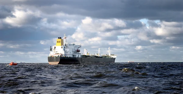 Navio de carga navegando em tempo tempestuoso — Fotografia de Stock