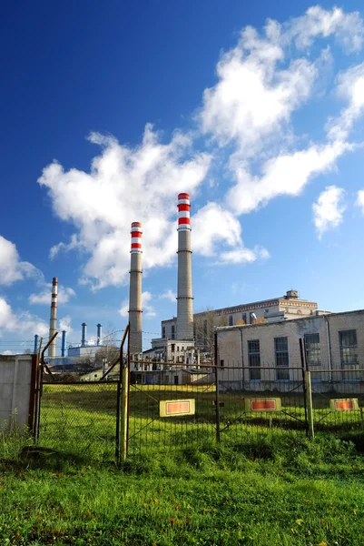 Industriële fabriek met pijpen — Stockfoto