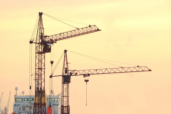 Poort lading kranen op de dokken — Stockfoto