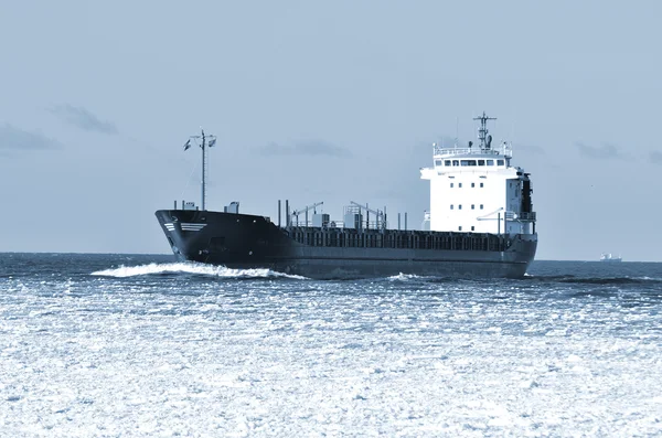 Navio de carga navegando no mar — Fotografia de Stock