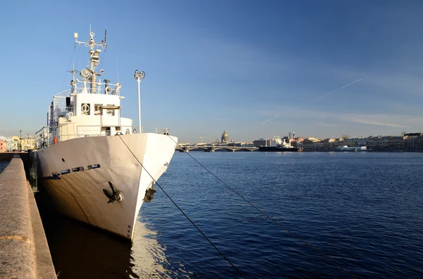 O aterro de São Petersburgo e um navio — Fotografia de Stock