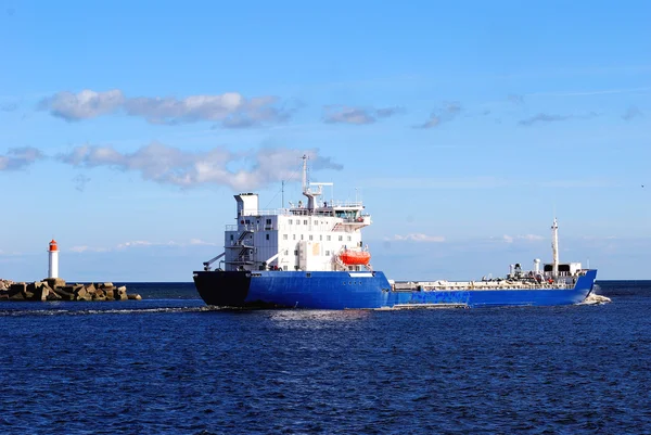 Navio de carga que sai do porto — Fotografia de Stock