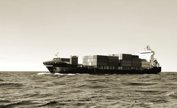Lastcontainerfartyg som seglar — Stockfoto