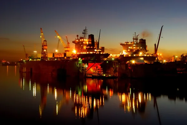 Fartyg på varv docks nattetid — Stockfoto