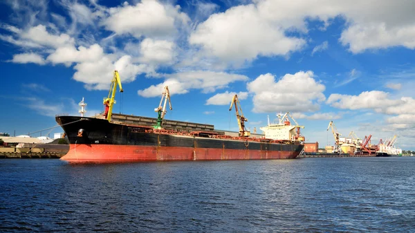 Cargo ship loading in port — Stock Photo, Image