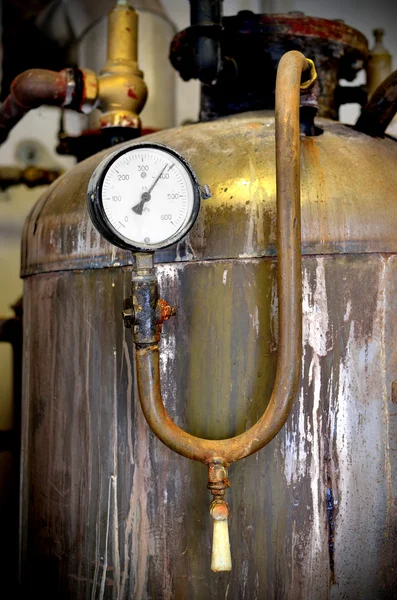 Termómetro na antiga sala de caldeiras industriais — Fotografia de Stock