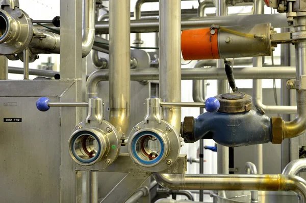 Industriële pijpleidingen in de fabriek — Stockfoto