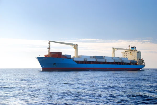 Nákladní kontejnerová loď plachtění — Stock fotografie