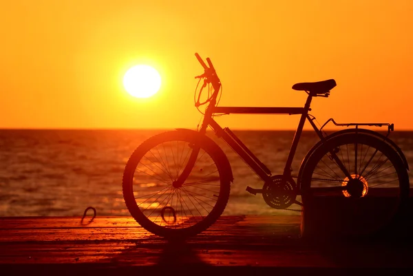 日没時の自転車のシルエット — ストック写真