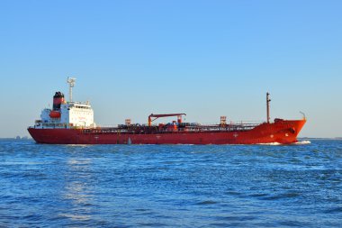 Kırmızı kargo gemisi