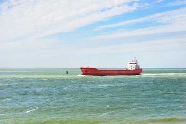 Kırmızı kargo gemisi