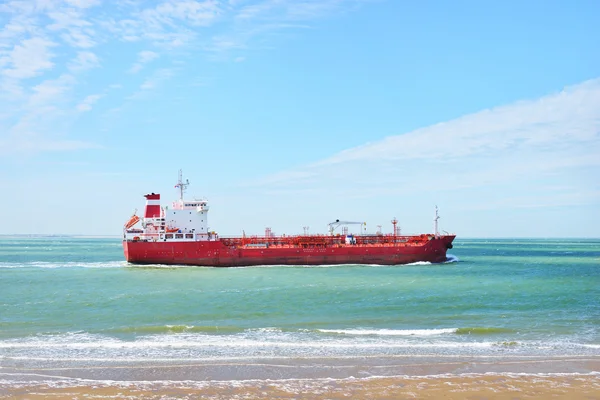 Красный грузовой корабль — стоковое фото