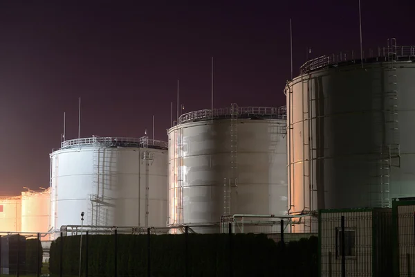 Serbatoi di carburante nel porto — Foto Stock