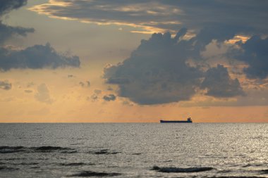 Gemi gün batımında yola çıkıyor.