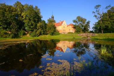 Bir gölde yansıtan Straupe konak