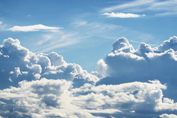 Wolkenlandschaft mit dekorativen Wolken — Stockfoto