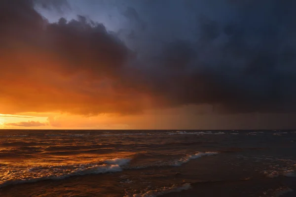 Morze zachód słońca z burzliwy chmury — Zdjęcie stockowe
