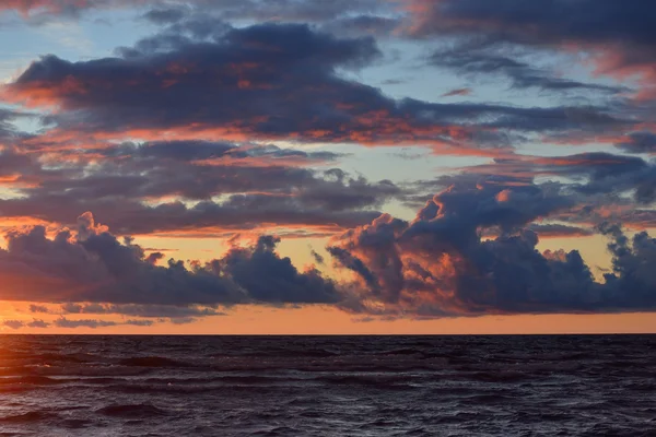 Pôr do sol do mar com nuvens tempestuosas — Fotografia de Stock