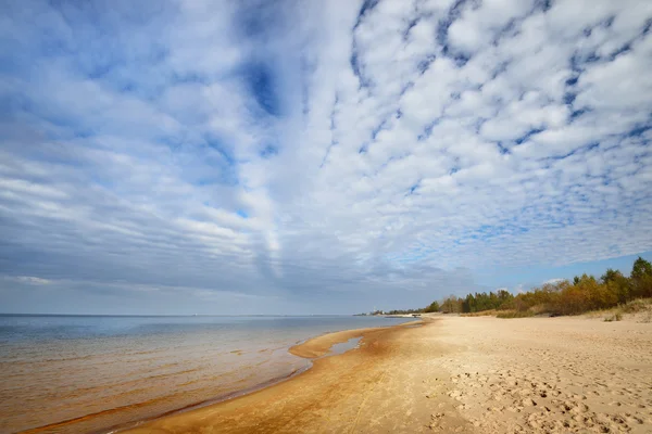 Brzeg Morza Bałtyckiego z białe chmury — Zdjęcie stockowe