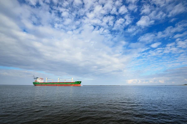 Großes Frachtschiff — Stockfoto