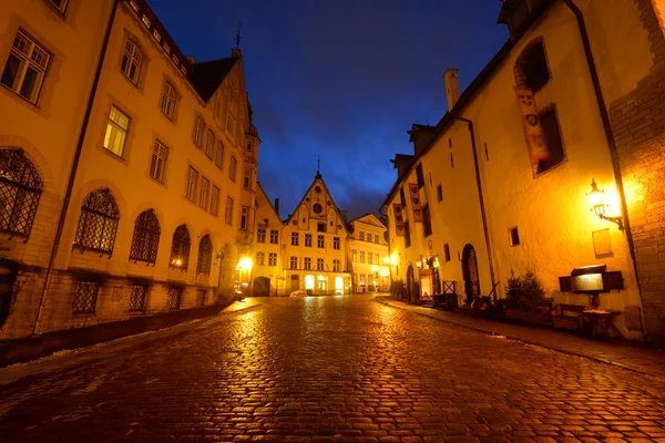 De straten van de stad van Tallin per nacht — Stockfoto