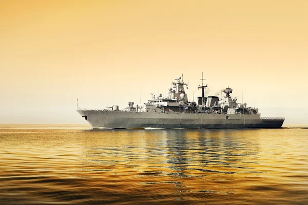 Серый современный военный корабль — стоковое фото
