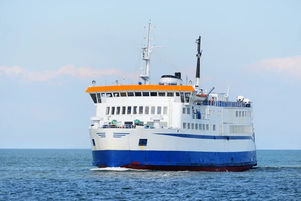 Ferry naviguant dans la journée ensoleillée — Photo