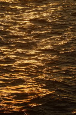 Gün batımı dalgalar yakın çekim