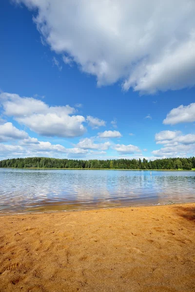 Lake shore and a beautiful cloudscape — Stock Photo, Image