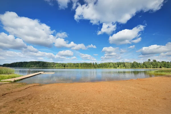 Jezero a krásné cloudscape — Stock fotografie