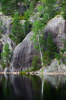 Granit kayalar ve kayalıklarla
