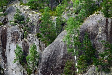 Granit kayalar ve kayalıklarla