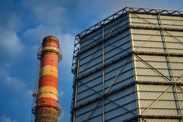 Industrianläggning mot blå himmel — Stockfoto